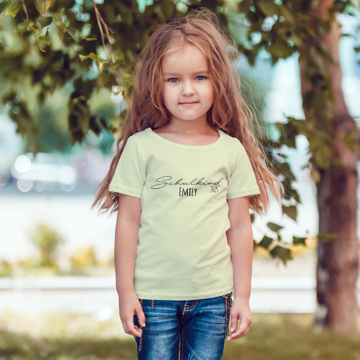 Tshirt mit Aufdruck Schulkind 202 5und Wunschname in softyellow