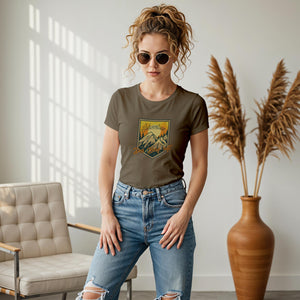 Damen Tshirt in khaki der Berg ruft mit Schriftzug und Bergen im Hintergrund