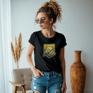 Damen Tshirt in schwarz der Berg ruft mit Schriftzug und Bergen im Hintergrund