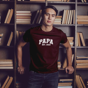 Personalisiertes Papa T-Shirt mit Namen der Kinder und Wunschjahr in bordaux – Individuelles Geschenk für Väter zum Vatertag