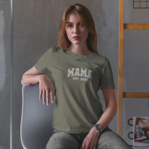 Mama T-Shirt personalisiert mit Wunschnamen oder Geburtsjahr in schwarz – Einzigartiges Geschenk für Mütter und werdende Mamas
