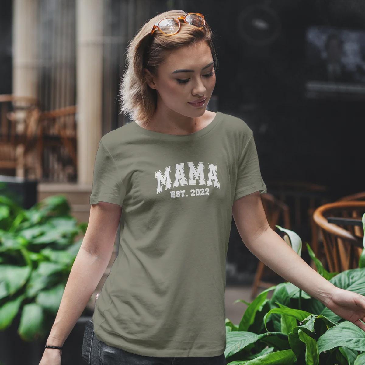 Mama T-Shirt personalisiert mit Wunschnamen oder Geburtsjahr in schwarz – Einzigartiges Geschenk für Mütter und werdende Mamas