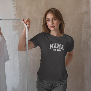 Mama T-Shirt personalisiert mit Wunschnamen oder Geburtsjahr in schwarz – Einzigartiges Geschenk für Mütter und werdende Mamas