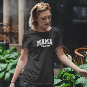 Mama T-Shirt personalisiert mit Wunschnamen oder Geburtsjahr in schwarz – Einzigartiges Geschenk für Mütter und werdende Mamas