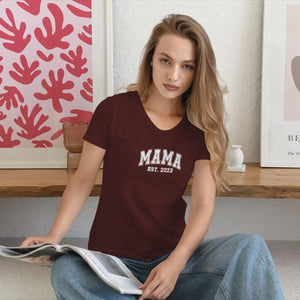 Personalisiertes Mama T-Shirt mit Namen der Kinder und Wunschjahr in bordeaux – Individuelles Geschenk für Mütter zum Muttertag
