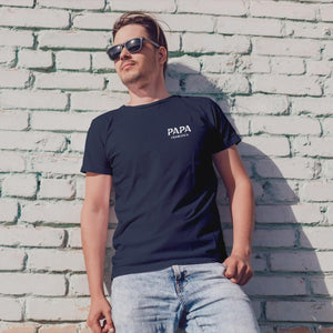 Papa T-Shirt personalisiert mit Wunschnamen und Jahr im modernen Design in navy – Einzigartiges Geschenk für Väter und werdende Papas