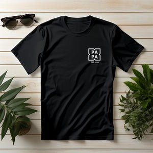 Papa T-Shirt personalisiert mit Wunschnamen oder Geburtsjahr in schwarz – Einzigartiges Geschenk für Väter und werdende Papas