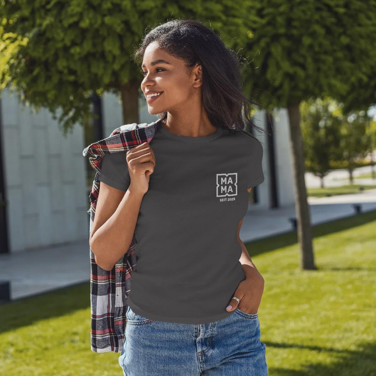 Mama T-Shirt personalisiert mit Wunschnamen oder Geburtsjahr in schwarz – Einzigartiges Geschenk für Mütter und werdende Mamas