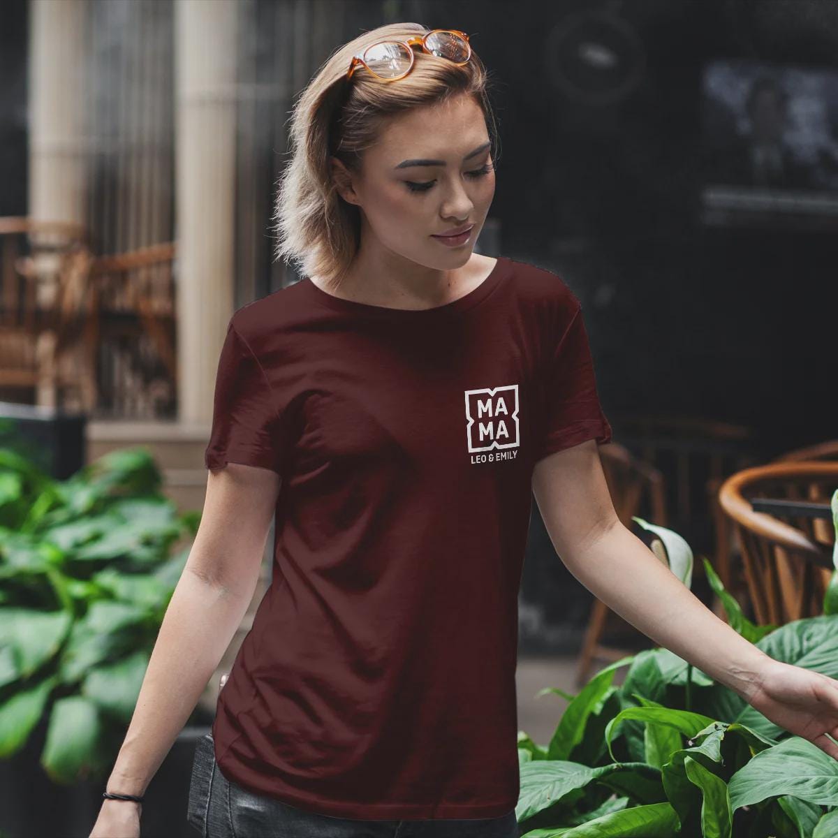 Personalisiertes Mama T-Shirt mit Namen der Kinder und Wunschjahr in bordeaux – Individuelles Geschenk für Mütter zum Muttertag