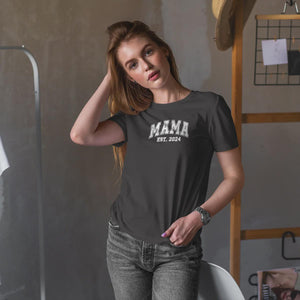 Mama T-Shirt personalisiert mit Wunschnamen oder Geburtsjahr in schwarz – Einzigartiges Geschenk für Mütter und werdende Mamas