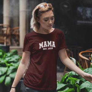 Personalisiertes Mama T-Shirt mit Namen der Kinder und Wunschjahr in bordeaux – Individuelles Geschenk für Mütter zum Muttertag
