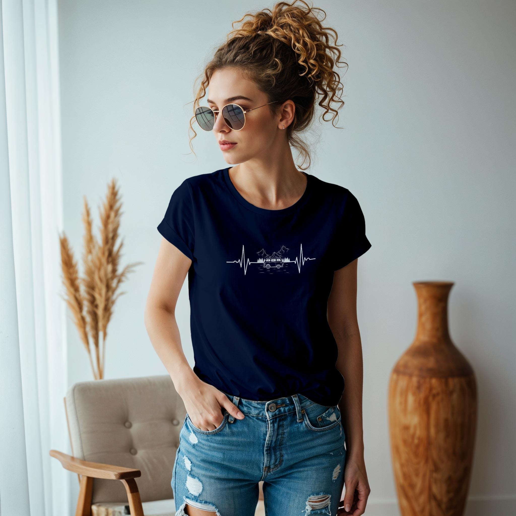 Damen Tshirt in navy Camping Liebe mit Herzlinie und Camper.