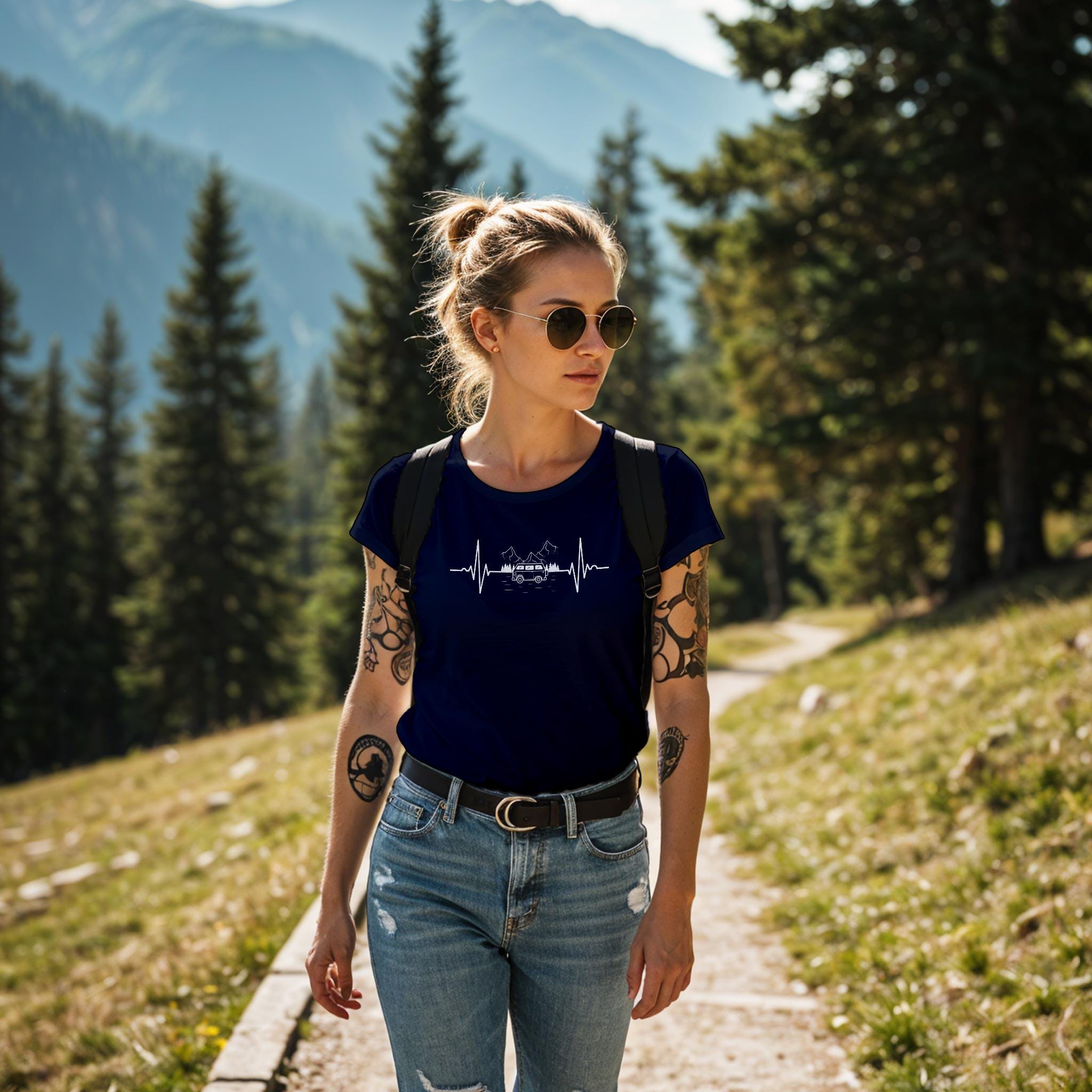 Damen Tshirt in navy Camping Liebe mit Herzlinie und Camper.