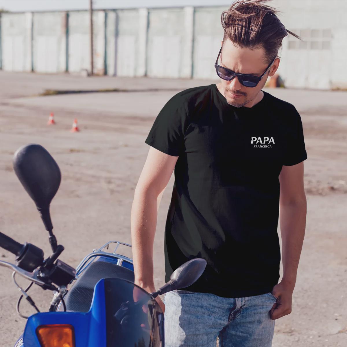 Personalisiertes Papa T-Shirt mit Namen der Kinder und Wunschjahr in schwarz – Individuelles Geschenk für Väter zum Vatertag