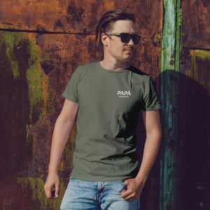 Individuelles Papa Shirt mit Kindernamen und Geburtsjahr in khaki – Das perfekte personalisierte Geschenk für stolze Dads