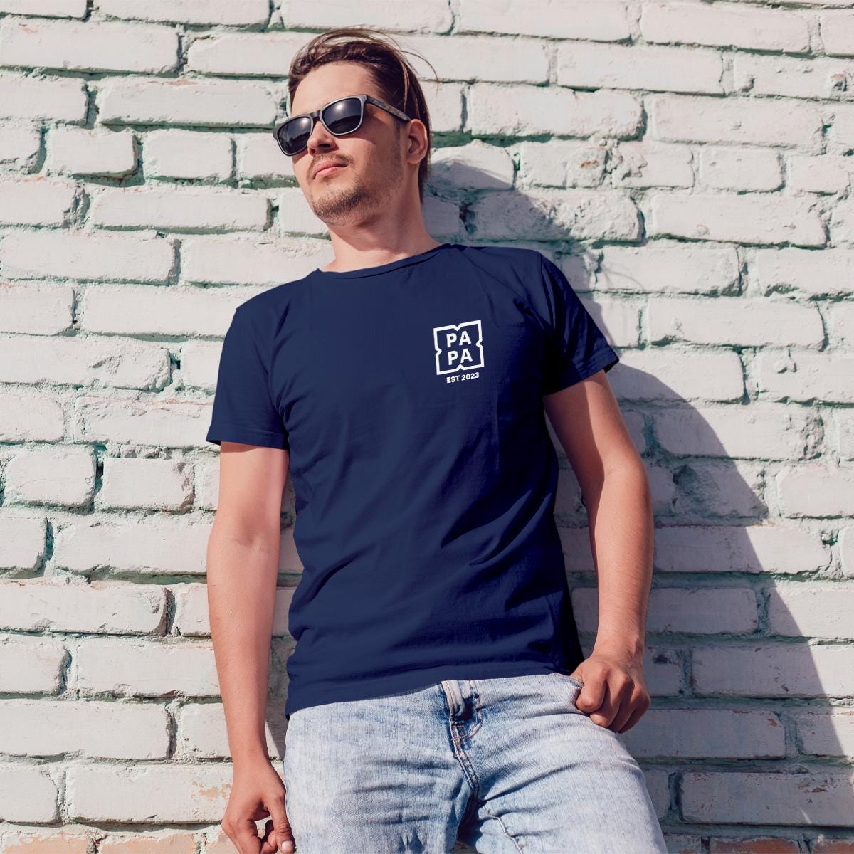 Personalisiertes Papa T-Shirt mit Namen der Kinder und Wunschjahr in navy – Individuelles Geschenk für Väter zum Vatertag