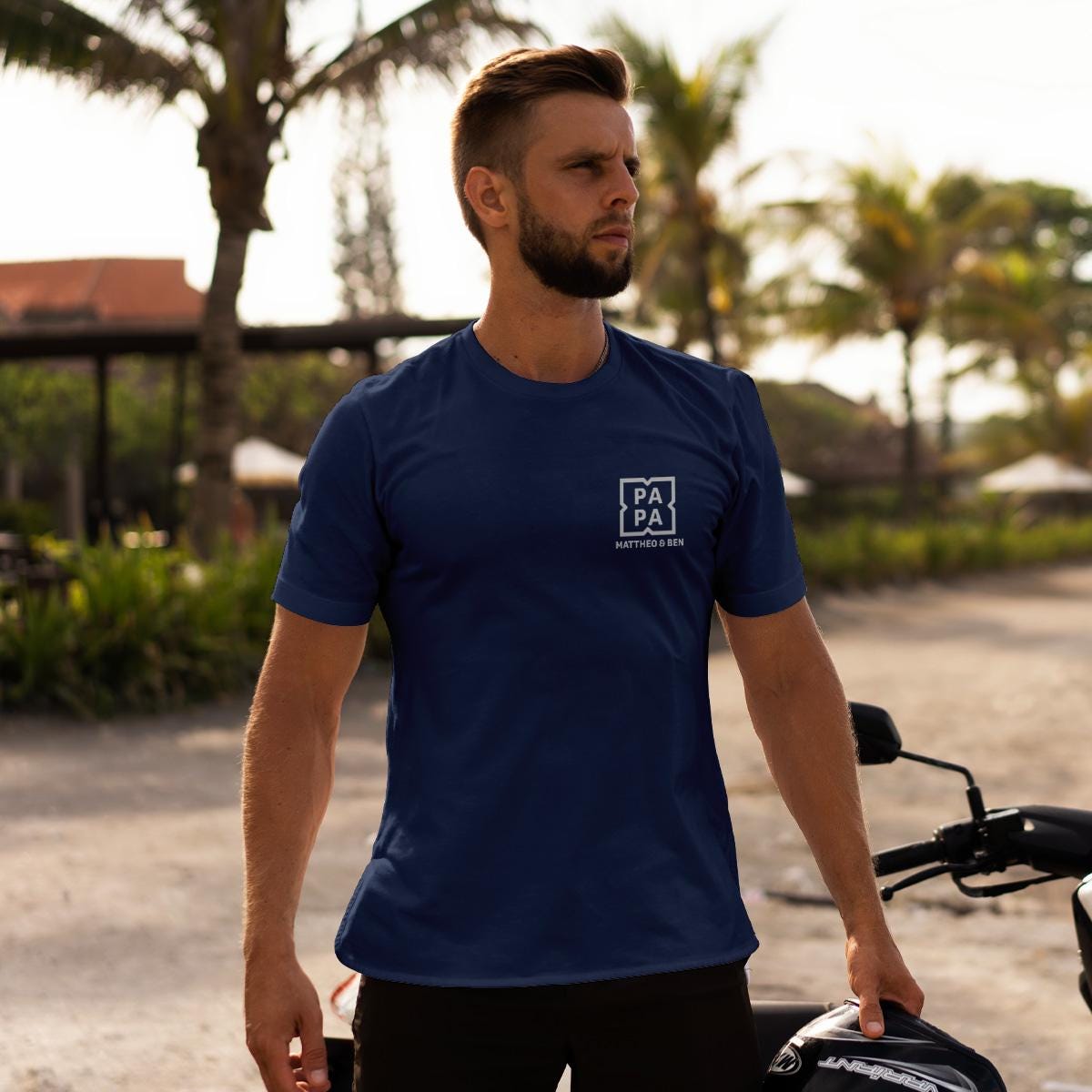 Personalisiertes Papa T-Shirt mit Namen der Kinder und Wunschjahr in navy – Individuelles Geschenk für Väter zum Vatertag
