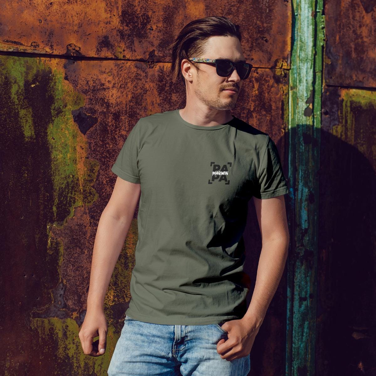 Individuelles Papa Shirt mit Kindernamen und Geburtsjahr in khaki – Das perfekte personalisierte Geschenk für stolze Dads