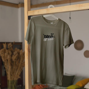 Individuelles Papa Shirt mit Kindernamen und Geburtsjahr in khaki – Das perfekte personalisierte Geschenk für stolze Dads