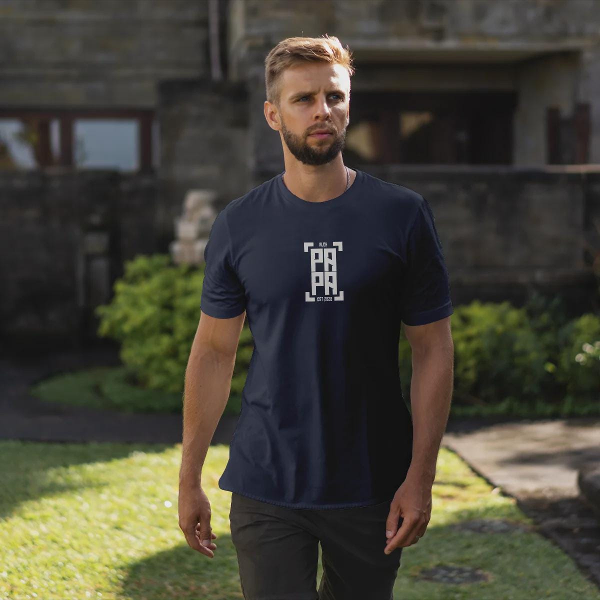 Papa T-Shirt personalisiert mit Wunschnamen oder Geburtsjahr in navy – Einzigartiges Geschenk für Väter und werdende Papas