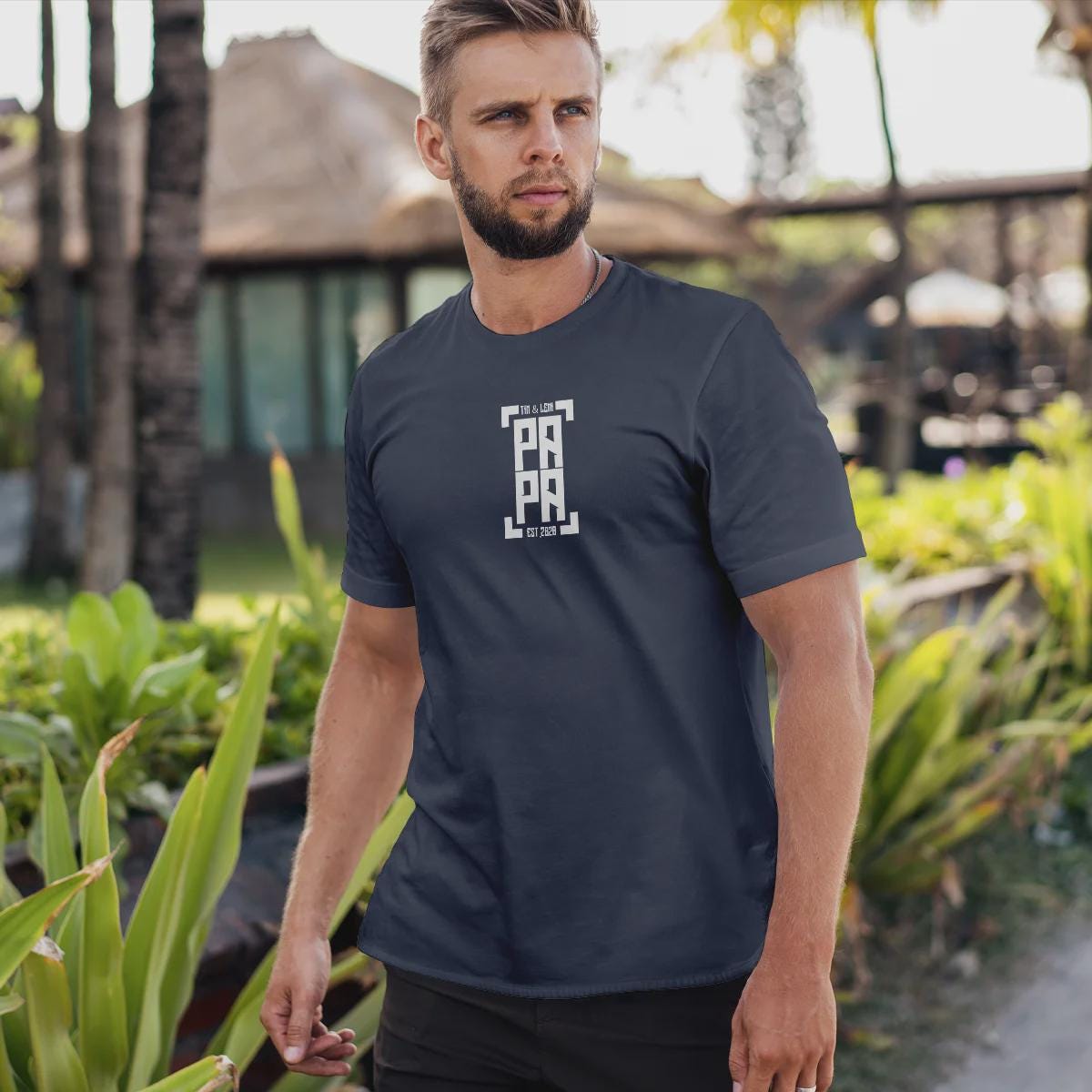 Papa T-Shirt personalisiert mit Wunschnamen oder Geburtsjahr in navy – Einzigartiges Geschenk für Väter und werdende Papas