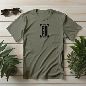 Individuelles Papa Shirt mit Kindernamen und Geburtsjahr in khaki – Das perfekte personalisierte Geschenk für stolze Dads