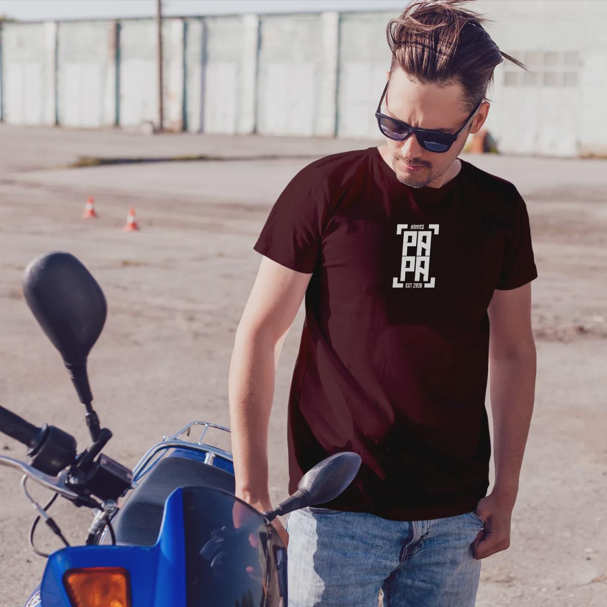 Personalisiertes Papa T-Shirt mit Namen der Kinder und Wunschjahr in bordaux – Individuelles Geschenk für Väter zum Vatertag