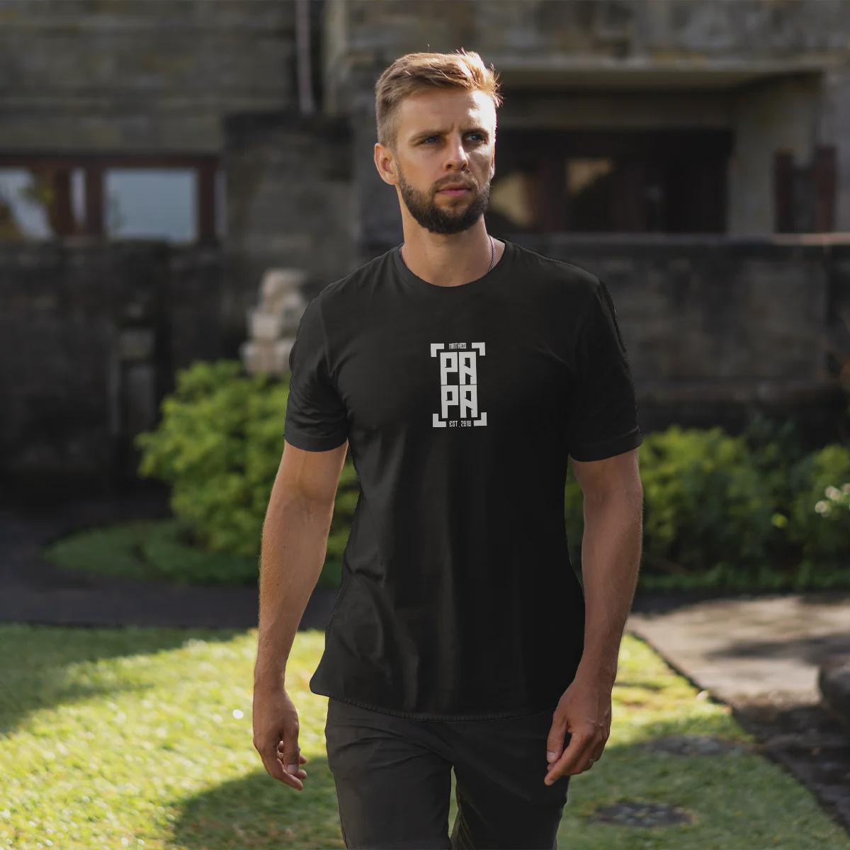Papa T-Shirt personalisiert mit Wunschnamen oder Geburtsjahr in schwarz – Einzigartiges Geschenk für Väter und werdende Papas