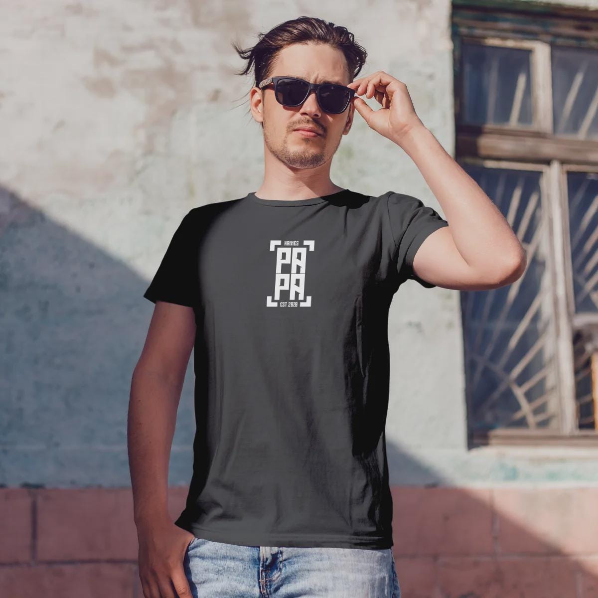 Papa T-Shirt personalisiert mit Wunschnamen oder Geburtsjahr in schwarz – Einzigartiges Geschenk für Väter und werdende Papas