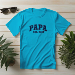 Individuelles Papa Shirt mit Kindernamen und Geburtsjahr in aqua – Das perfekte personalisierte Geschenk für stolze Dads