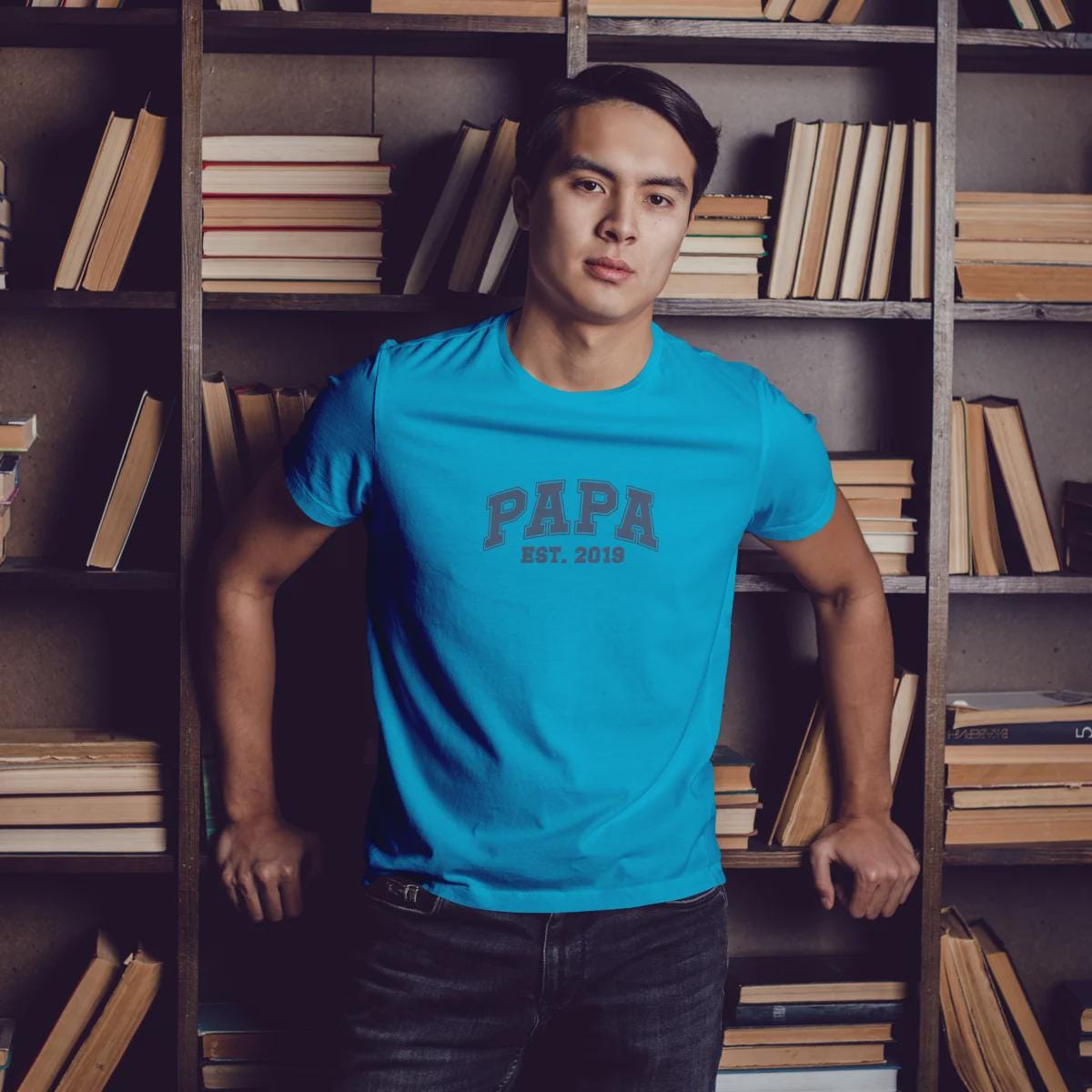 Individuelles Papa Shirt mit Kindernamen und Geburtsjahr in aqua – Das perfekte personalisierte Geschenk für stolze Dads