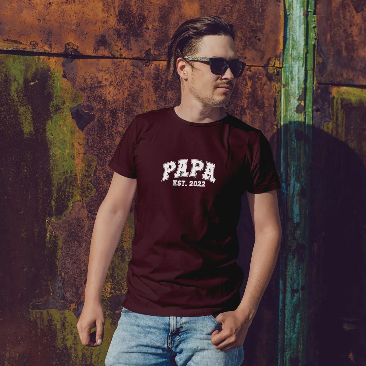 Personalisiertes Papa T-Shirt mit Namen der Kinder und Wunschjahr in bordaux – Individuelles Geschenk für Väter zum Vatertag