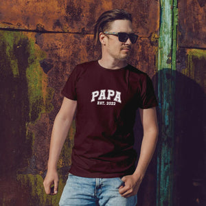 Personalisiertes Papa T-Shirt mit Namen der Kinder und Wunschjahr in bordaux – Individuelles Geschenk für Väter zum Vatertag
