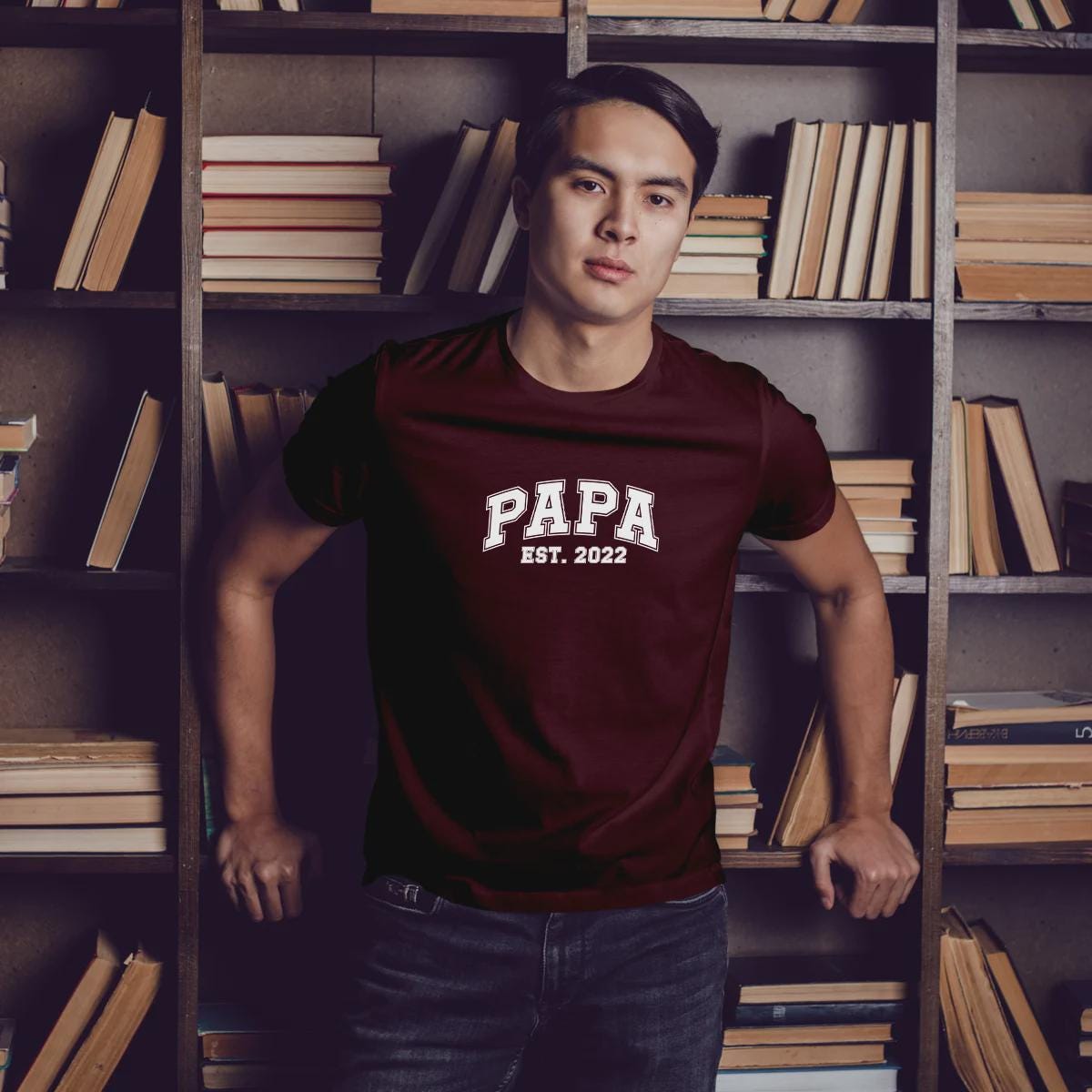 Personalisiertes Papa T-Shirt mit Namen der Kinder und Wunschjahr in bordaux – Individuelles Geschenk für Väter zum Vatertag