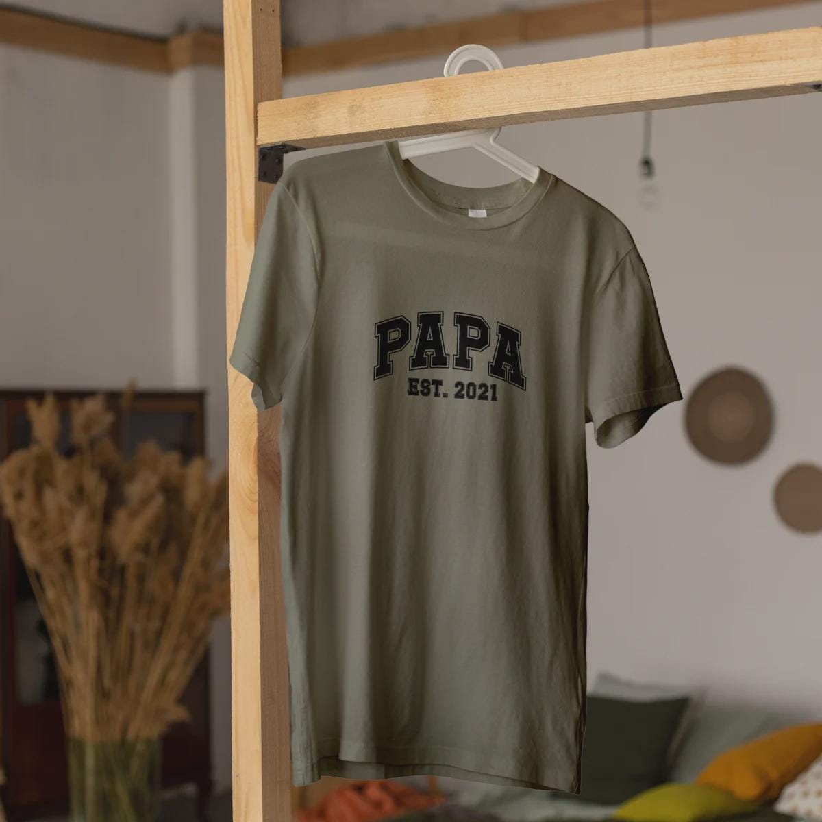 Individuelles Papa Shirt mit Kindernamen und Geburtsjahr in khaki – Das perfekte personalisierte Geschenk für stolze Dads