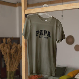 Individuelles Papa Shirt mit Kindernamen und Geburtsjahr in khaki – Das perfekte personalisierte Geschenk für stolze Dads