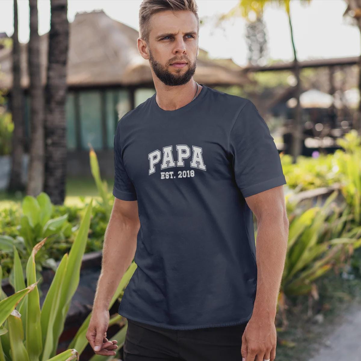 Papa T-Shirt personalisiert mit Wunschnamen oder Geburtsjahr in navy – Einzigartiges Geschenk für Väter und werdende Papas
