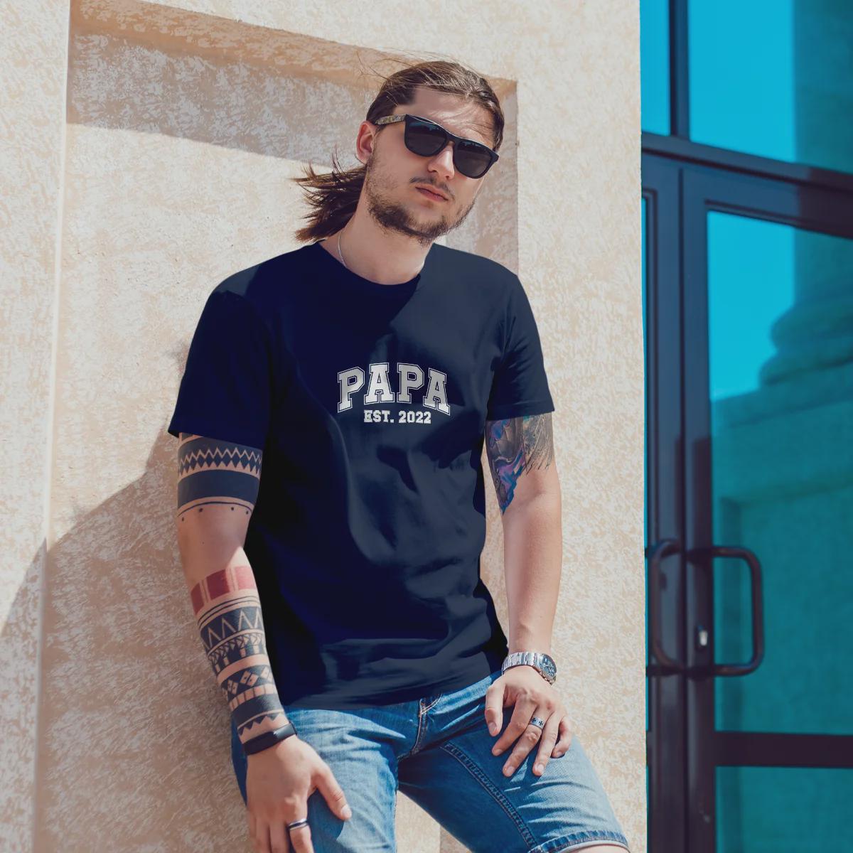 Papa T-Shirt personalisiert mit Wunschnamen oder Geburtsjahr in navy – Einzigartiges Geschenk für Väter und werdende Papas
