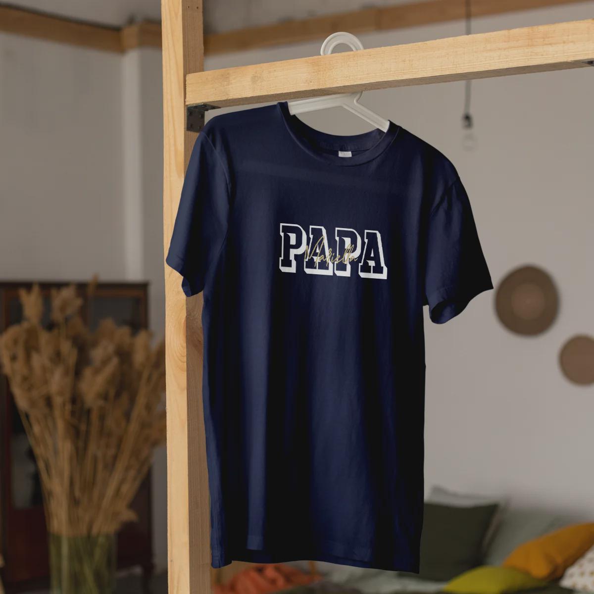 Papa T-Shirt personalisiert mit Wunschnamen oder Geburtsjahr in navy – Einzigartiges Geschenk für Väter und werdende Papas