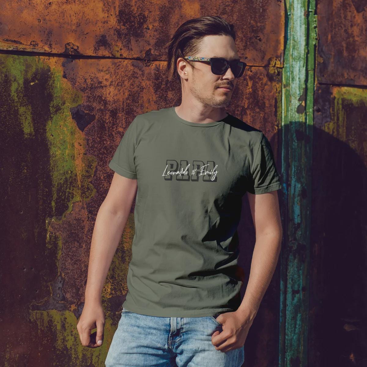 Individuelles Papa Shirt mit Kindernamen und Geburtsjahr in khaki – Das perfekte personalisierte Geschenk für stolze Dads