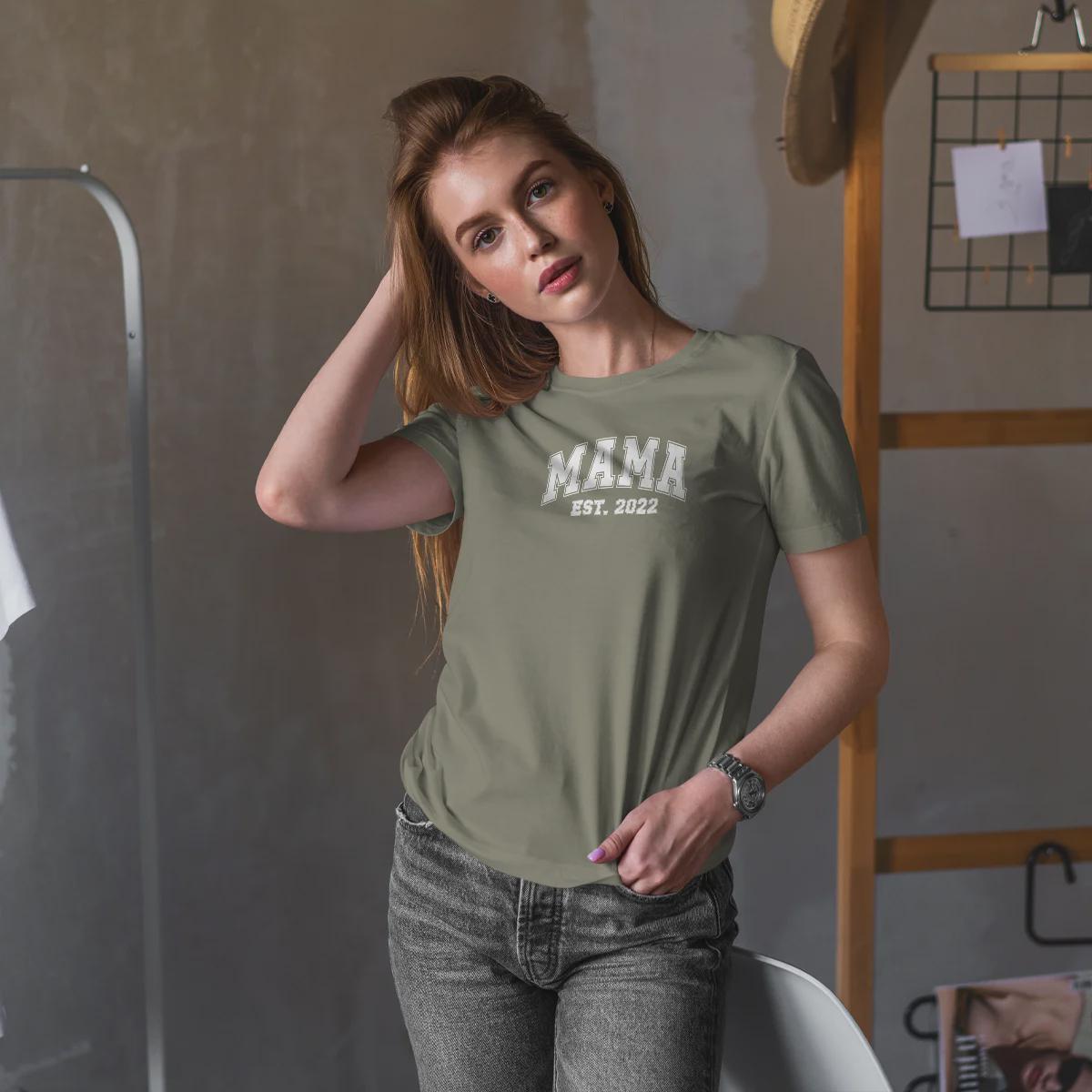 Mama T-Shirt personalisiert mit Wunschnamen oder Geburtsjahr in schwarz – Einzigartiges Geschenk für Mütter und werdende Mamas