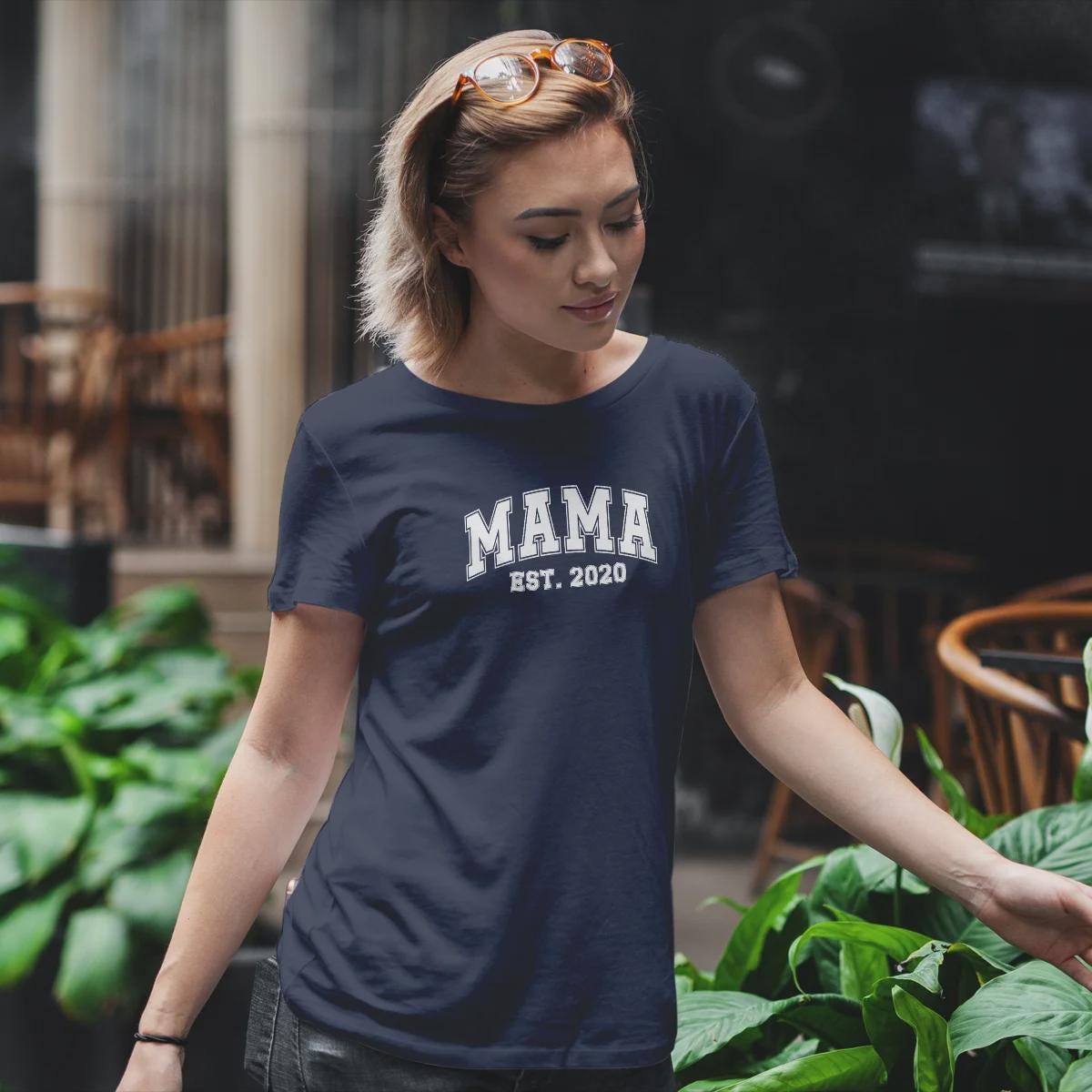 Individuelles Mama Shirt mit Kindernamen und Geburtsjahr in navy – Das perfekte personalisierte Geschenk für die stolze Mutter