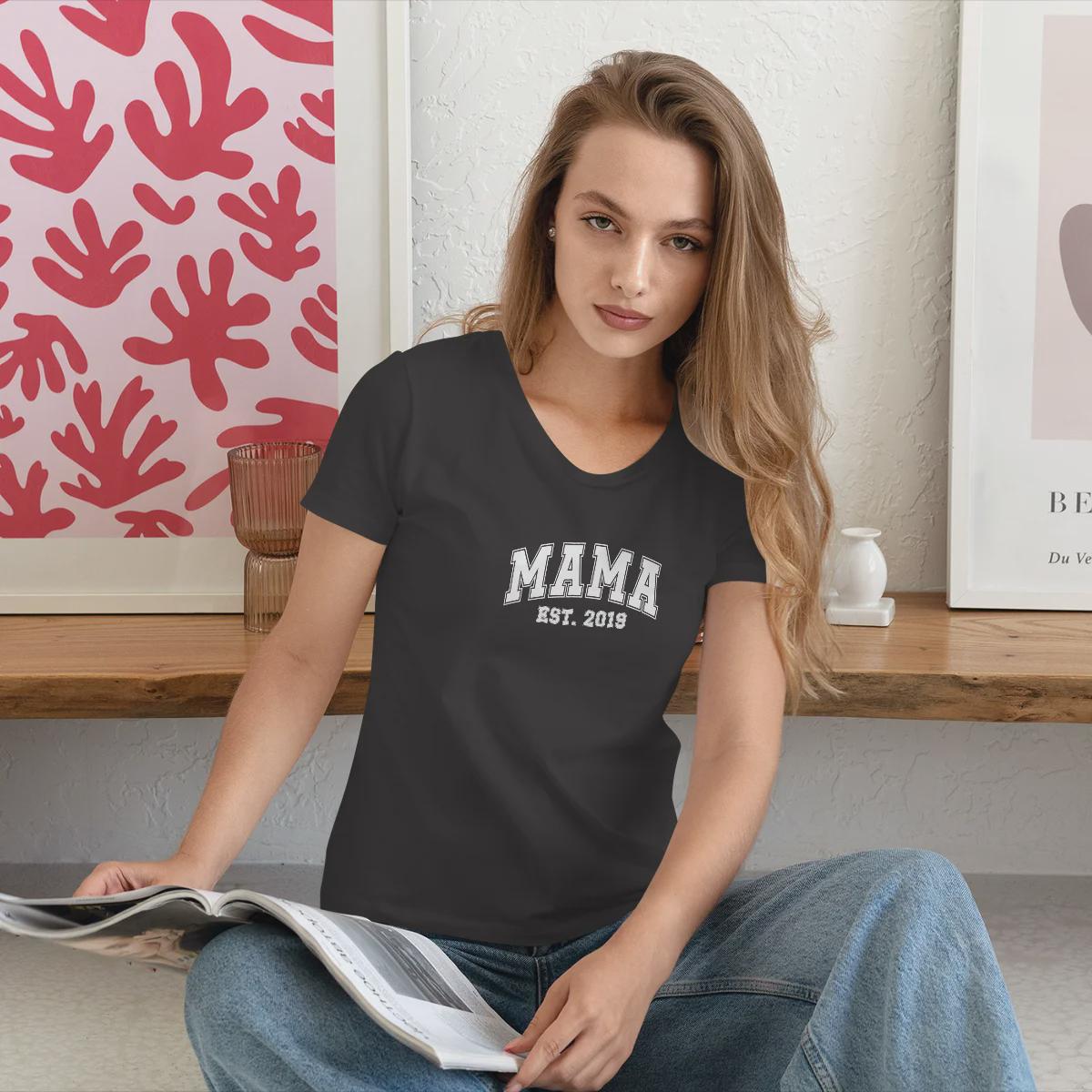 Mama T-Shirt personalisiert mit Wunschnamen oder Geburtsjahr in schwarz – Einzigartiges Geschenk für Mütter und werdende Mamas