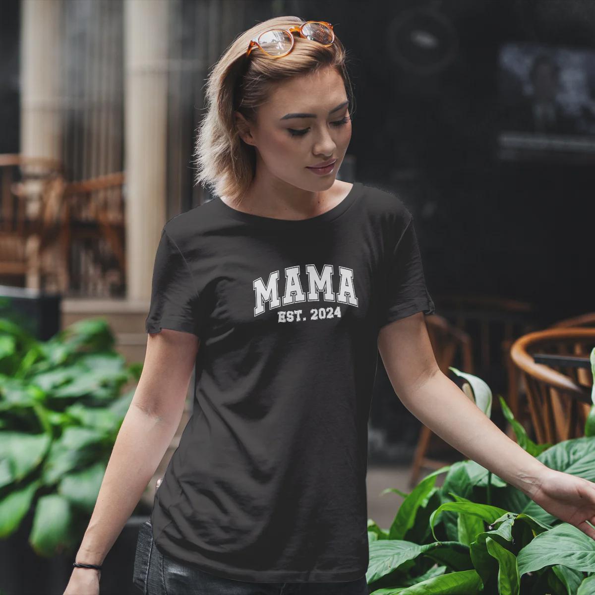 Mama T-Shirt personalisiert mit Wunschnamen oder Geburtsjahr in schwarz – Einzigartiges Geschenk für Mütter und werdende Mamas