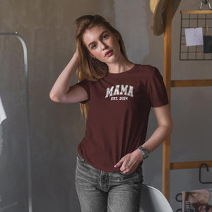 Personalisiertes Mama T-Shirt mit Namen der Kinder und Wunschjahr in bordeaux – Individuelles Geschenk für Mütter zum Muttertag