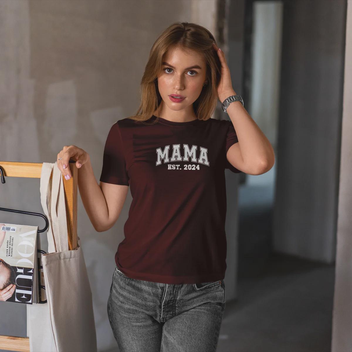 Personalisiertes Mama T-Shirt mit Namen der Kinder und Wunschjahr in bordeaux – Individuelles Geschenk für Mütter zum Muttertag