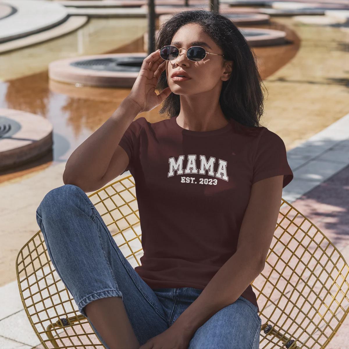 Personalisiertes Mama T-Shirt mit Namen der Kinder und Wunschjahr in bordeaux – Individuelles Geschenk für Mütter zum Muttertag