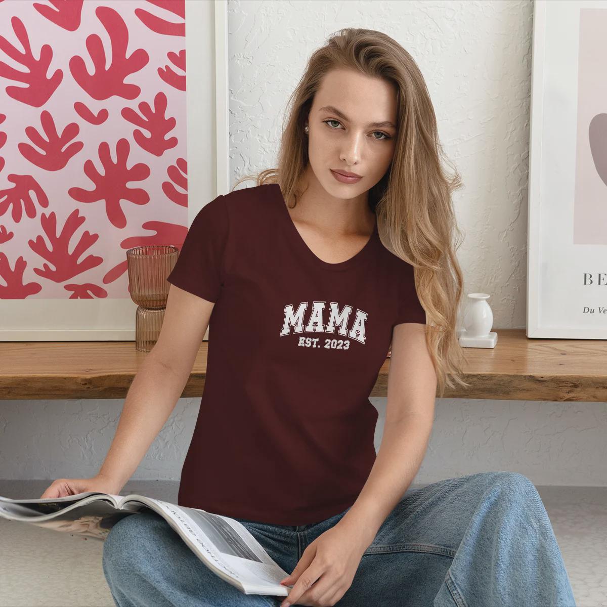 Personalisiertes Mama T-Shirt mit Namen der Kinder und Wunschjahr in bordeaux – Individuelles Geschenk für Mütter zum Muttertag