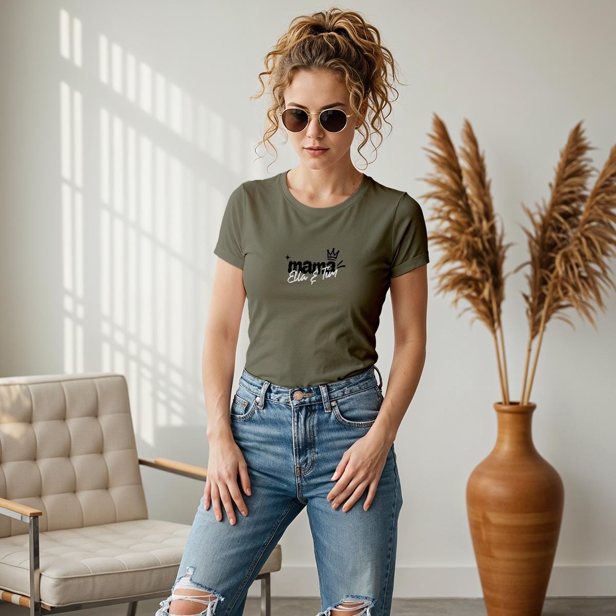 Mama T-Shirt personalisiert mit Wunschnamen oder Geburtsjahr in khaki – Einzigartiges Geschenk für Mütter und werdende Mamas