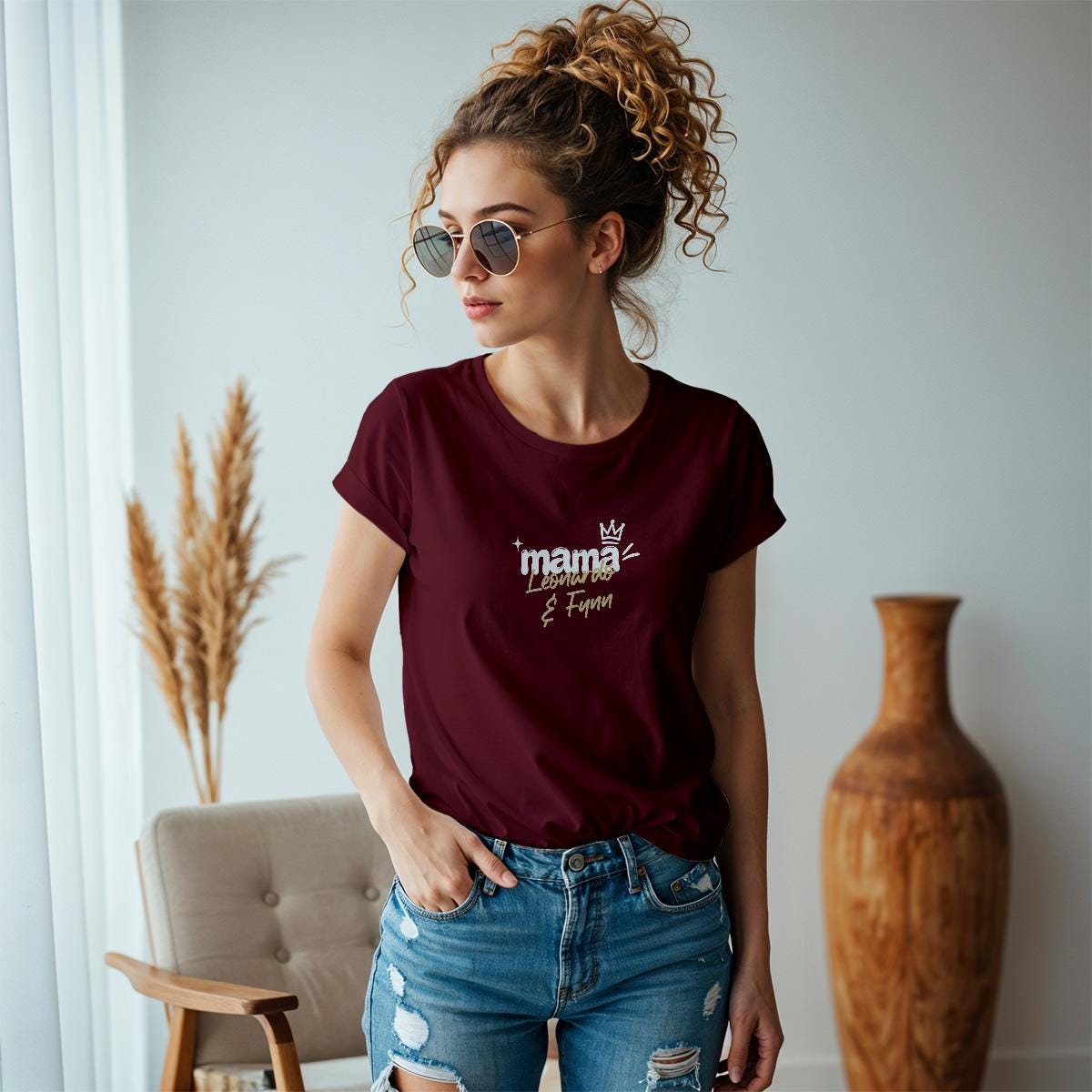 Personalisiertes Mama T-Shirt mit Namen der Kinder und Wunschjahr in bordeaux – Individuelles Geschenk für Mütter zum Muttertag